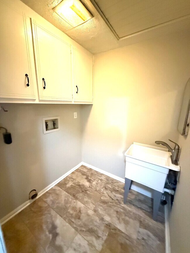 Building Photo - ** 4 Bed 3 Bath located in Prattville ** Call 334-366-9198 to schedule a self-tour