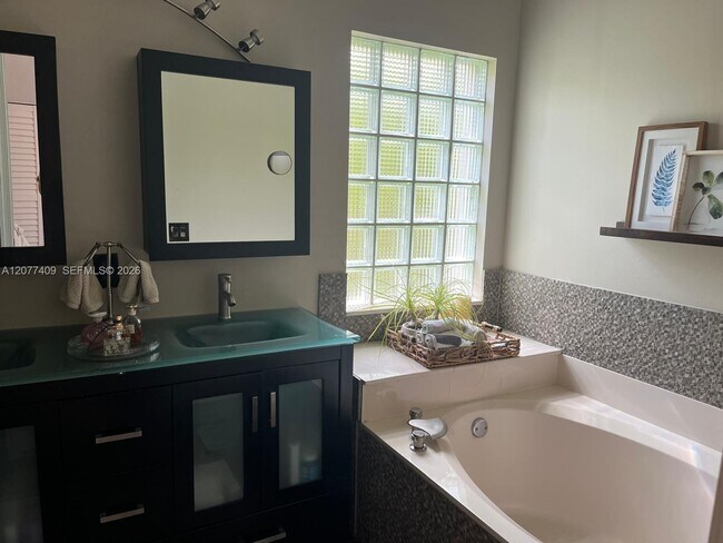 Building Photo - 761 Tanglewood Cir