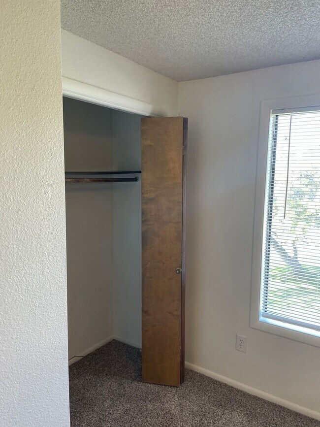 Building Photo - Amity