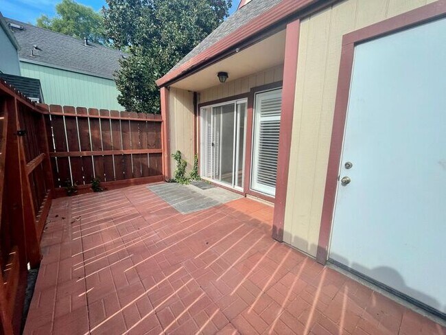Building Photo - Sweet Remodeled 2 bedroom 1.5 Bath Stand-A...