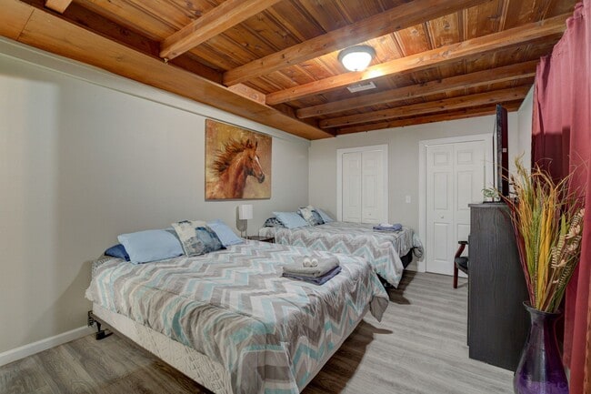 Building Photo - Cozy 2-Bedroom Unit in Prime Las Vegas Loc...