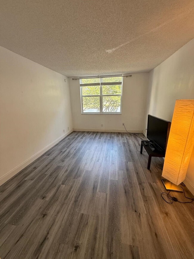 Building Photo - 9430 Poinciana Pl