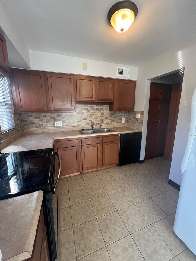 Building Photo - 2 Bedroom Townhome in Grandview!!