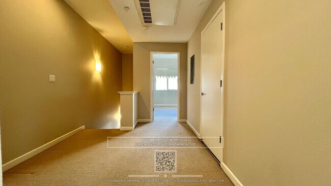 Building Photo - Contemporary Townhouse Living at Its Finest