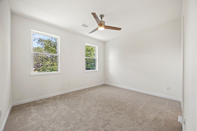 Building Photo - 220 E Park Dr