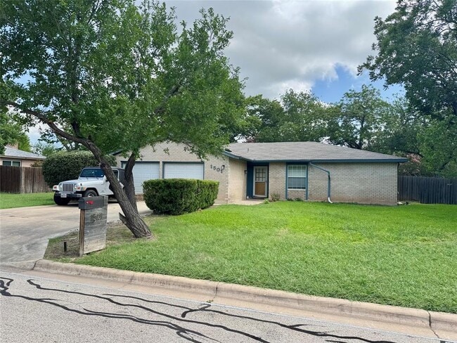 Primary Photo - 1501 Greenfield Dr