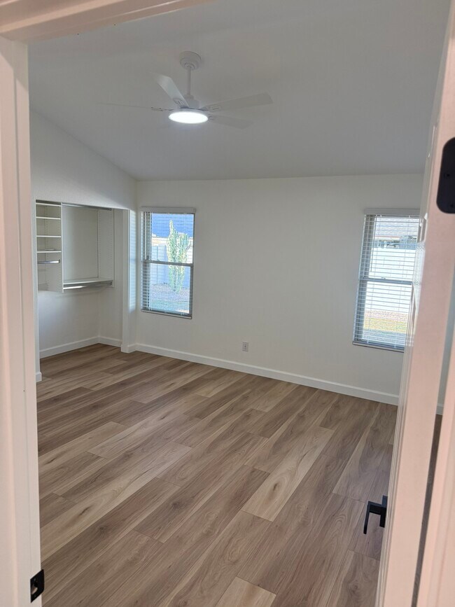 Building Photo - 3624 W Elgin St