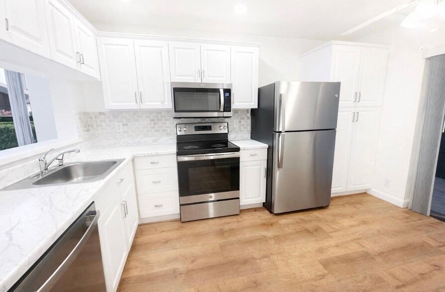 Building Photo - 3950 Cocoplum Cir