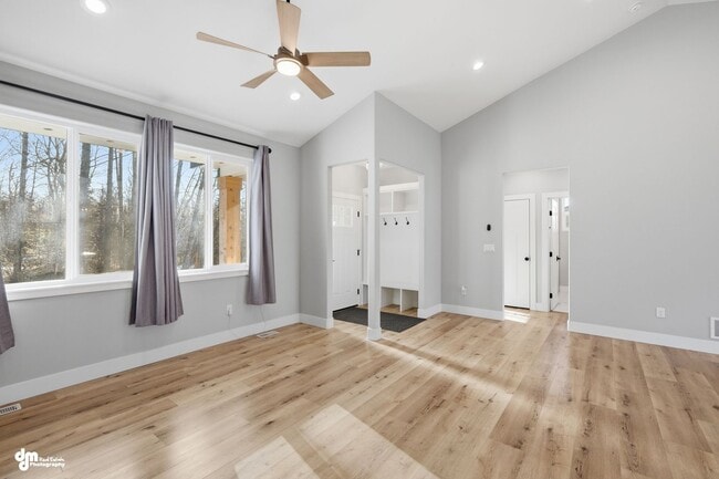Building Photo - 4 Bedroom | 2.5 Bathroom | 2 Car Garage - Convenient Location!