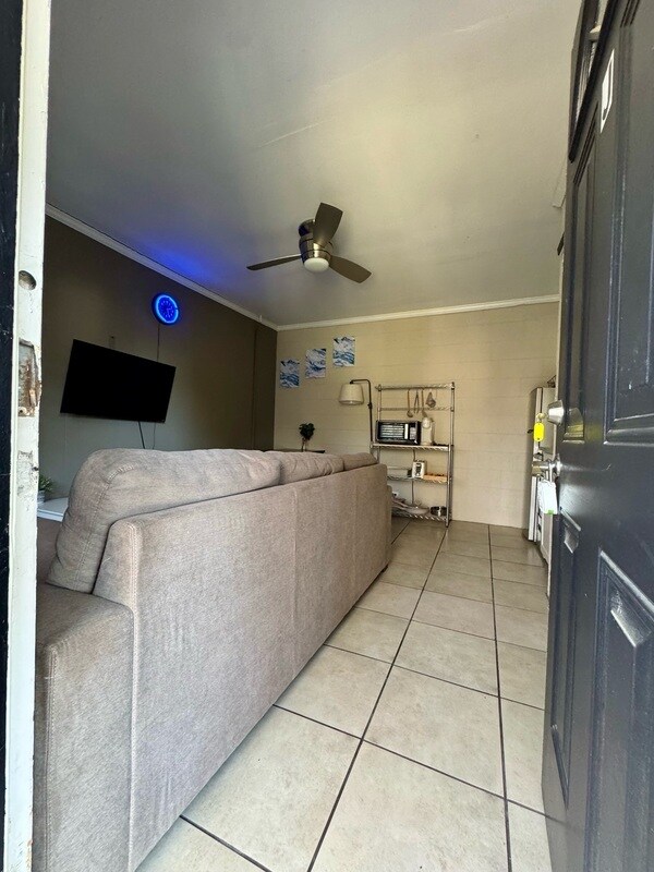 Building Photo - 402 S Holly St