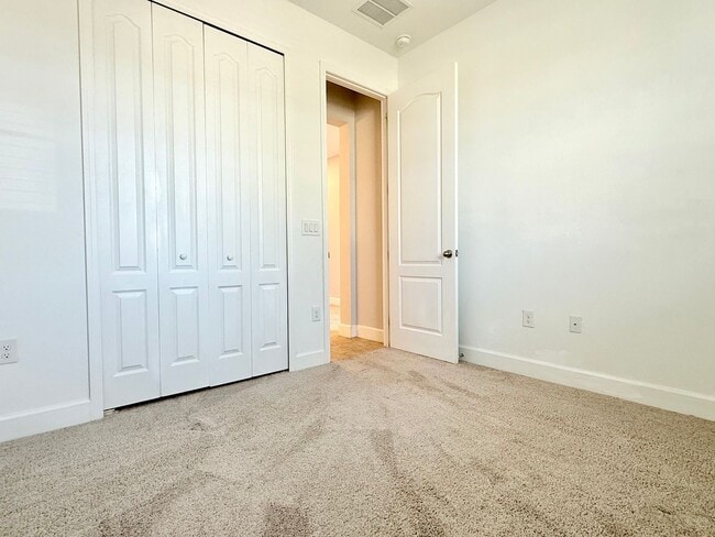 Building Photo - Lifestyle upgrade: Sleek 3Bedrooms/2Baths home in Leesburg’s Seasons at Hillside!