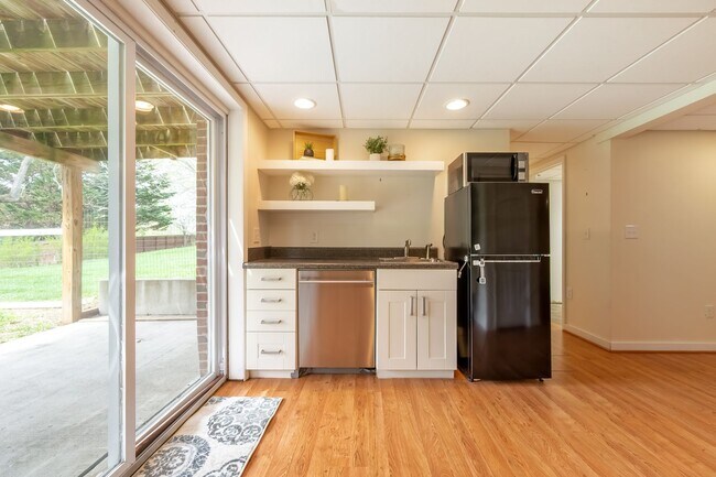 Building Photo - Spacious Ranch Close to Campus