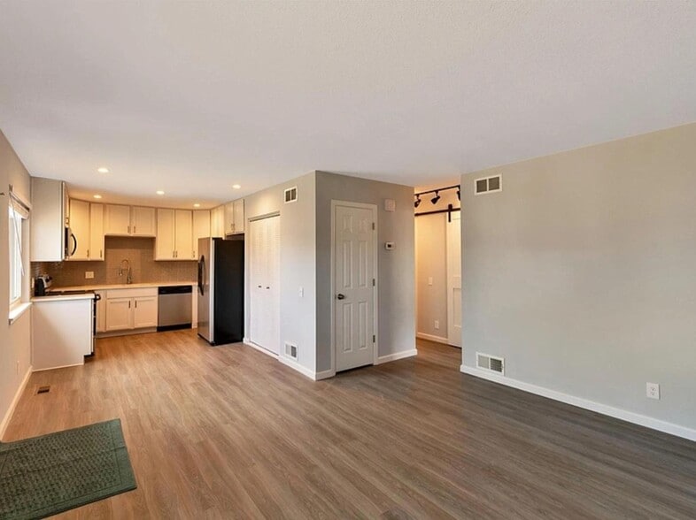 Building Photo - 3354 S Flower St