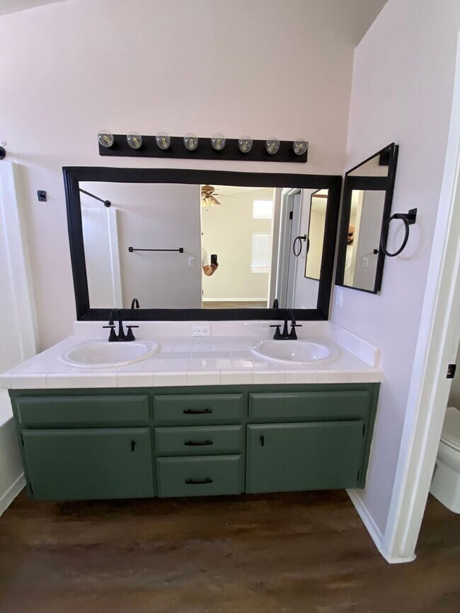 Building Photo - Silver Creek Beauty