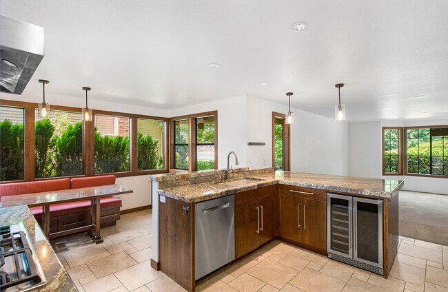 Building Photo - Spacious home in Lakemont Neighborhood!