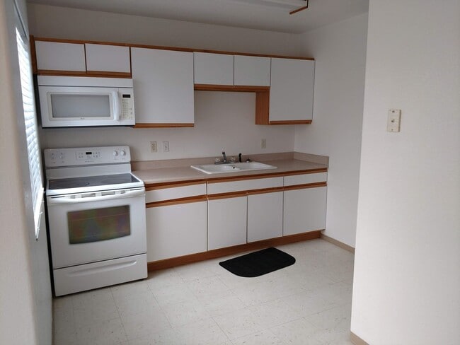 Building Photo - ALL PROSPECTIVE TENANTS MUST SUBMIT A $58 NON-REFUNDABLE APPLICATION FEE PER APPLICANT ONLINE AND...