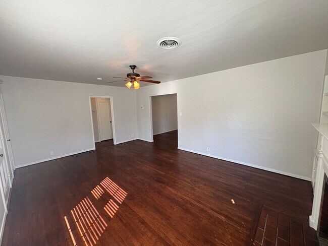 Building Photo - Charming home located in Beverly Glenn Rent Ready!