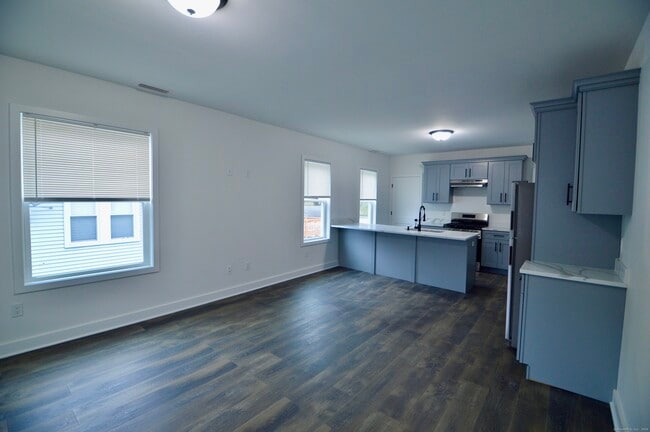 Building Photo - 21 Nichols St