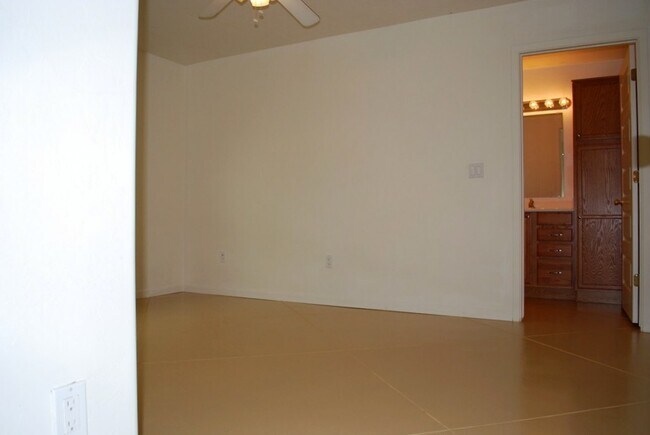Building Photo - Modern 4 Bed 5 Bath Near UofA – Private Baths & Off-Street Parking