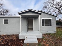 Building Photo - Single family home with large lot in Oak Park