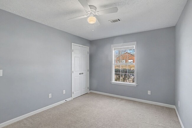 Building Photo - Now Available! 3 Bed 3 Bath Duplex