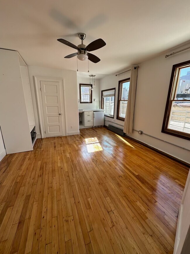 Building Photo - 138 N 7th St