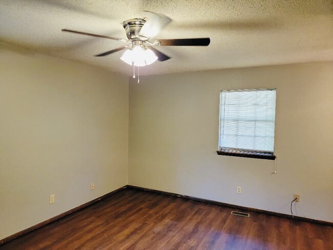 Building Photo - 9600 Sandy Ln