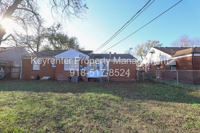 Building Photo - Cozy 2 Bedroom 1 Bathroom Home In Kendall-Whittier