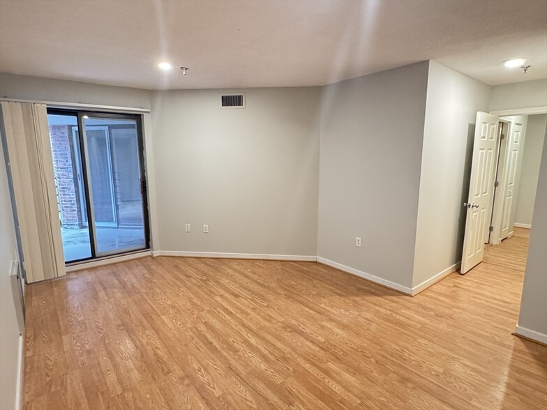 Building Photo - 152 Kelton St
