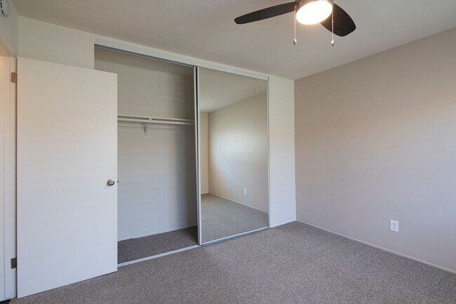 Building Photo - 1 MONTH FREE ~ 1BR at a Great Price ~ Just a Block from the Beach!