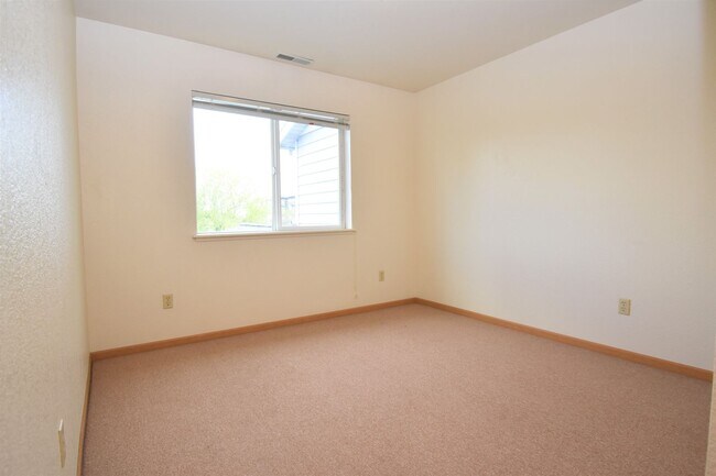 Building Photo - Townhouse-style unit! 2 Bedrooms, 1.5 Bath...