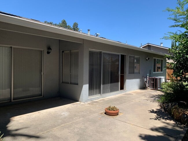 Building Photo - Adorable well maintained 3 bedroom 2 bath ...