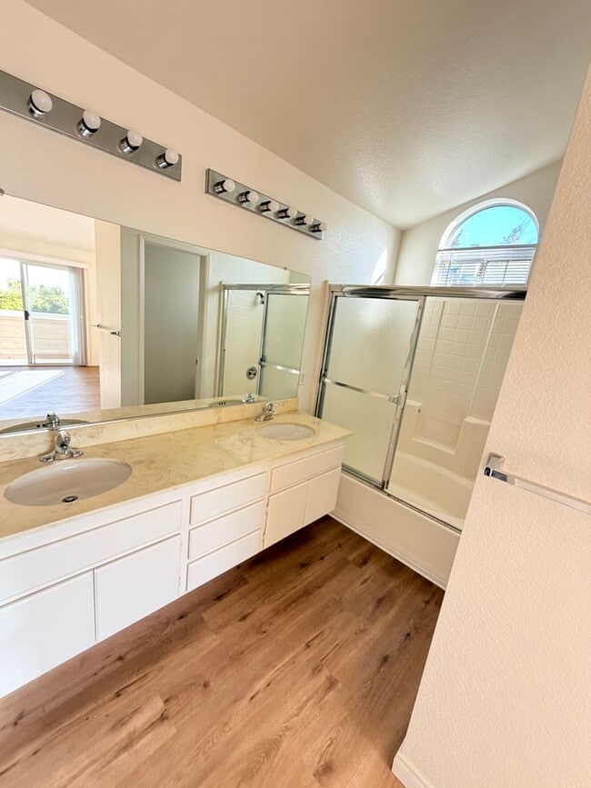 Building Photo - 3 Bed / 3 Bath Townhome in Scripps Ranch