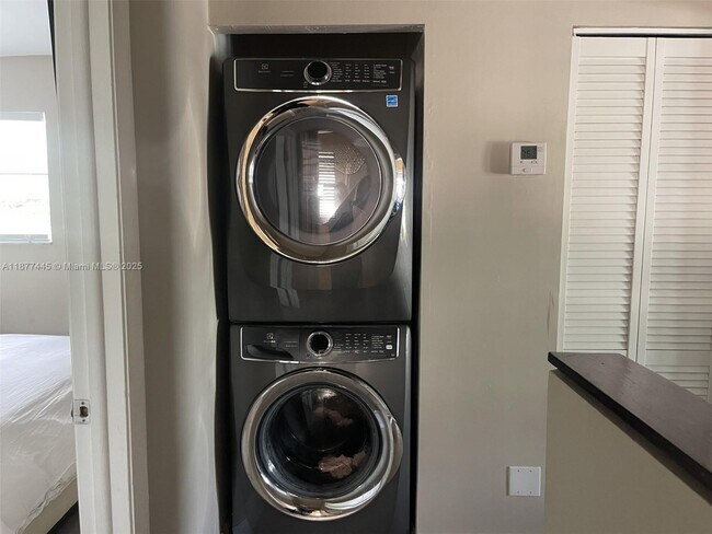 Building Photo - 798 Crandon Blvd