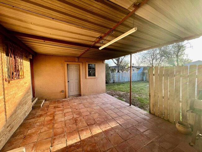 Building Photo - 202 Lobo Loop