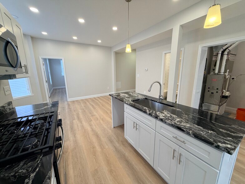 Building Photo - 3 E Overlea Ave