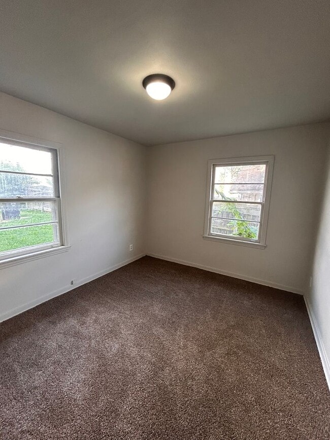 Building Photo - NO APP FEE!