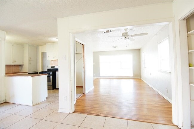 Building Photo - 4048 Newshire Dr