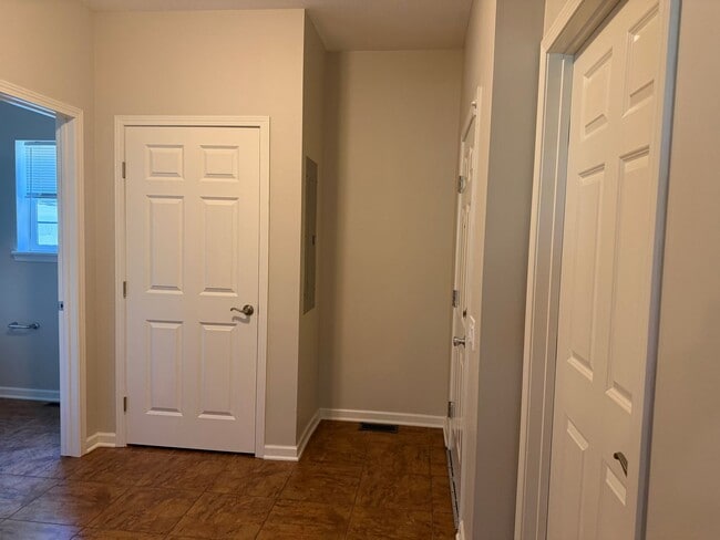 Building Photo - Stunning 3 Bedroom Home with Primary Suite on First Floor