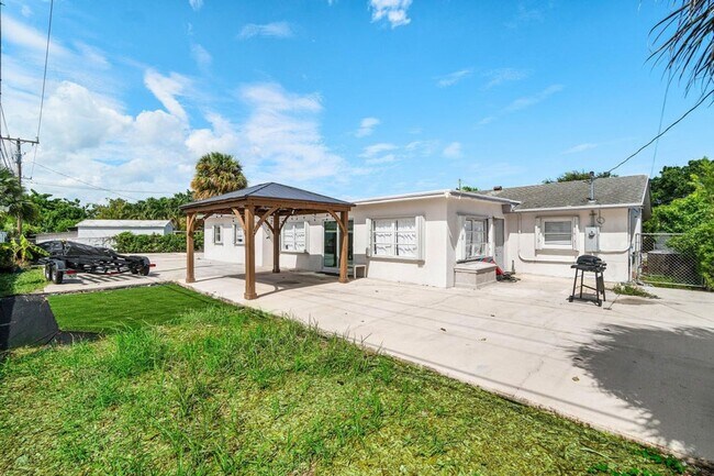 Building Photo - 403 S 13th Ct