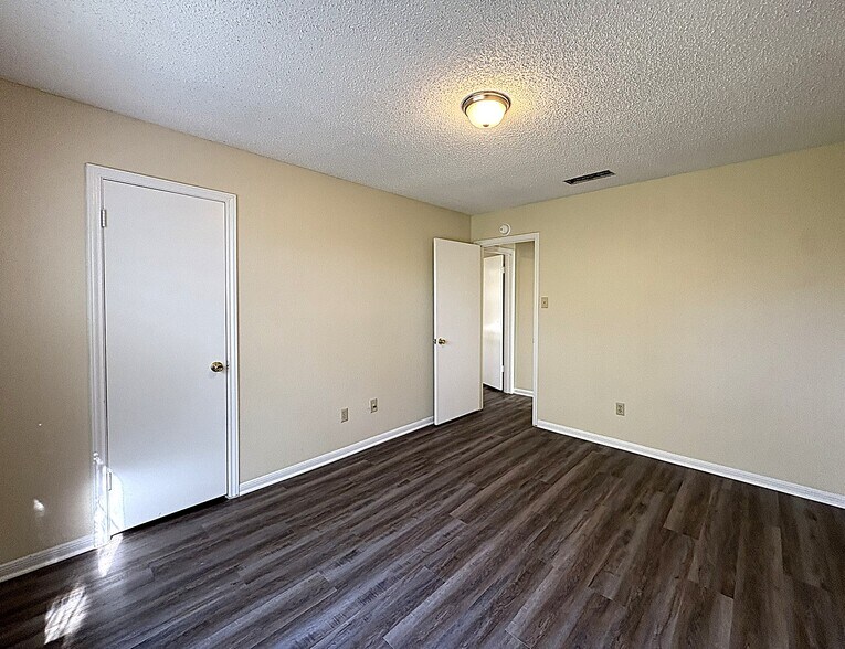 Building Photo - 3901 Hereford Ln