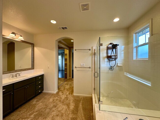 Building Photo - Large 4 Bedroom House in Hiddenbrook Commu...