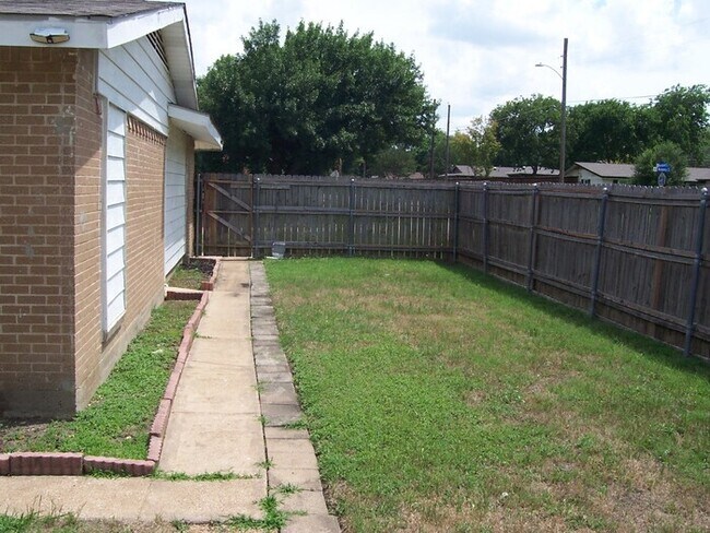 Building Photo - 830 Wateka Way