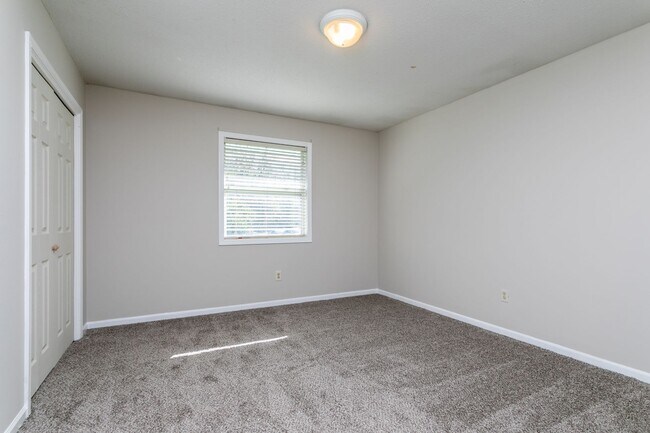 Building Photo - 2502-2502 E Morris Dr