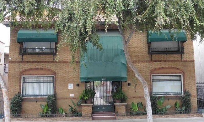 Building Photo - 711