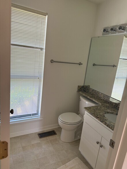 Building Photo - 4554 Summerset Dr