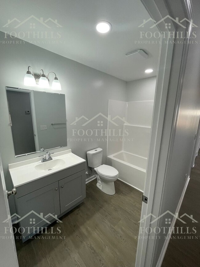 Building Photo - 103 Rhoe Cir