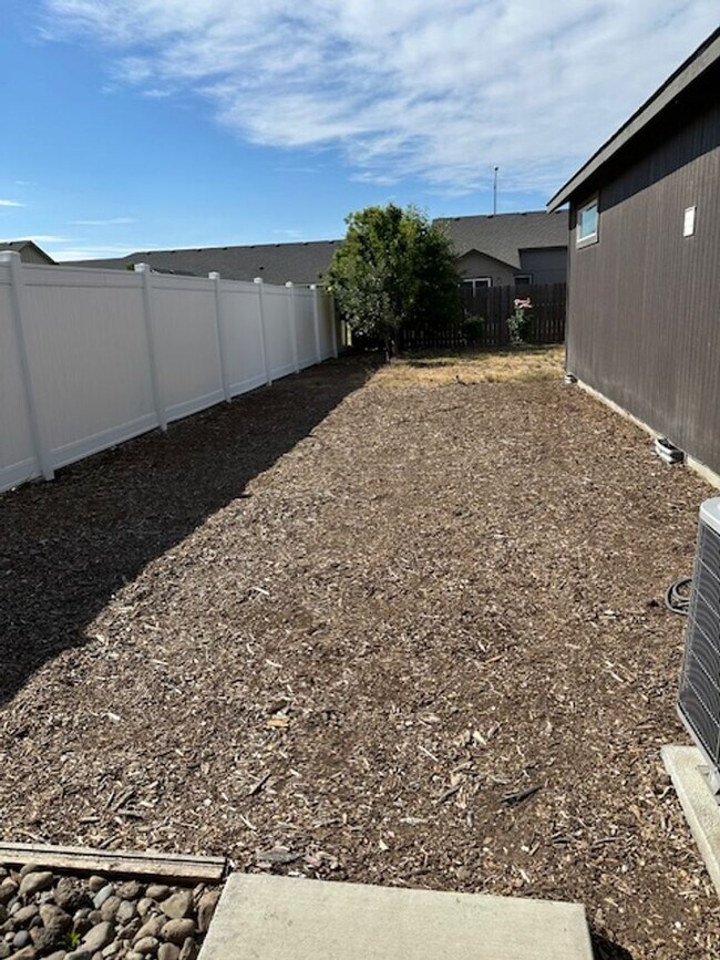 Building Photo - Spacious 3-Bedroom Home with Dedicated Off...