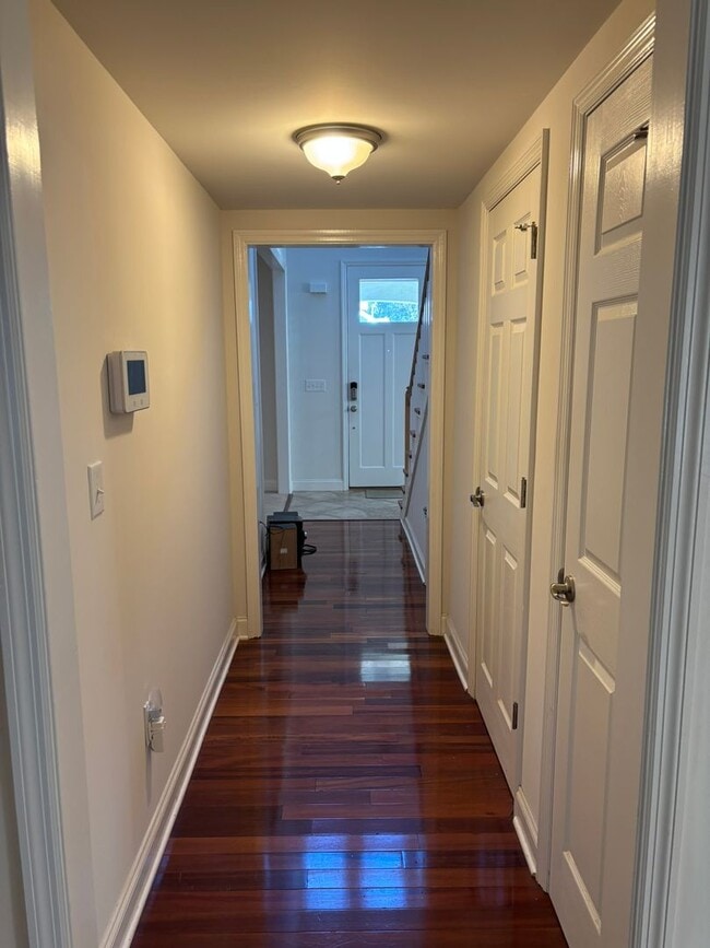 Building Photo - 3 bdrm 2.5 bath in downtown area