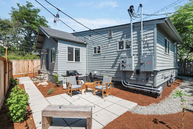 Building Photo - 6404 47th Ave SW